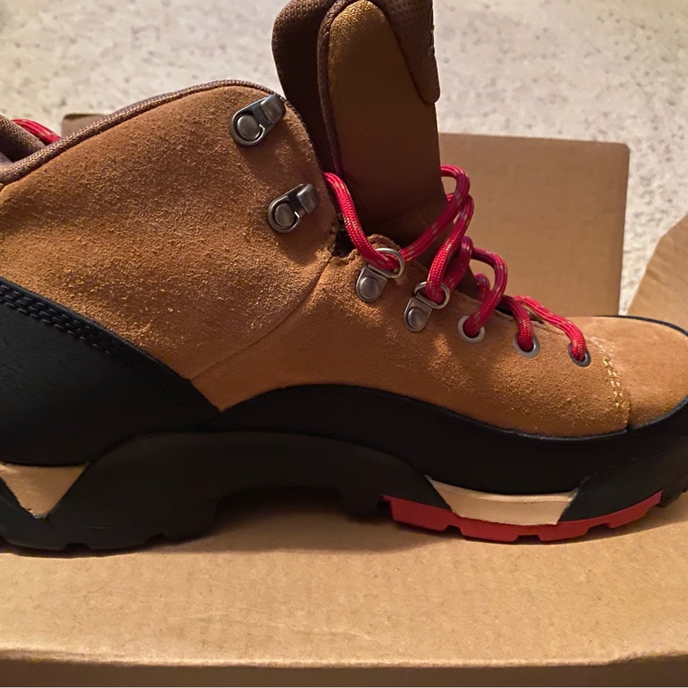 NIB Men’s Danner Hiking Boots size 9